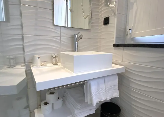 By The בית הארחה