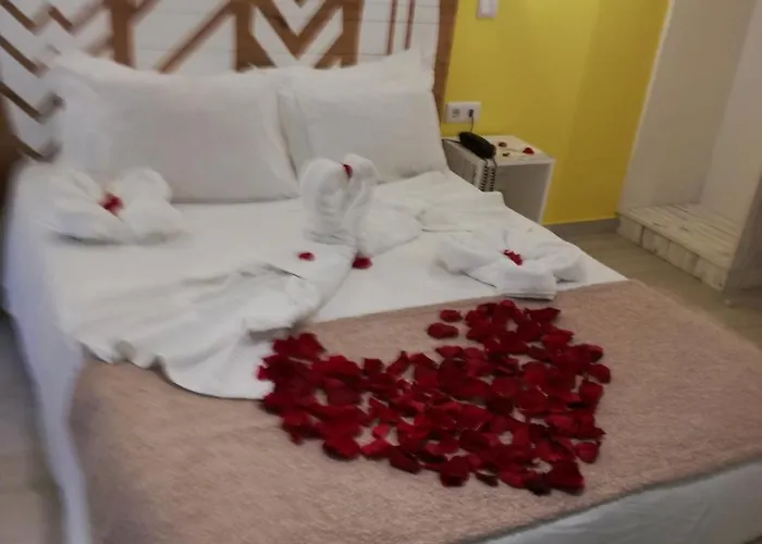 By The 3* נאזרה